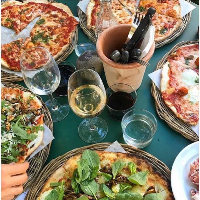 Gårdens Vin Öppettider för våra underbara vedugnsbakade pizzor på Gårdens i Simrishamn